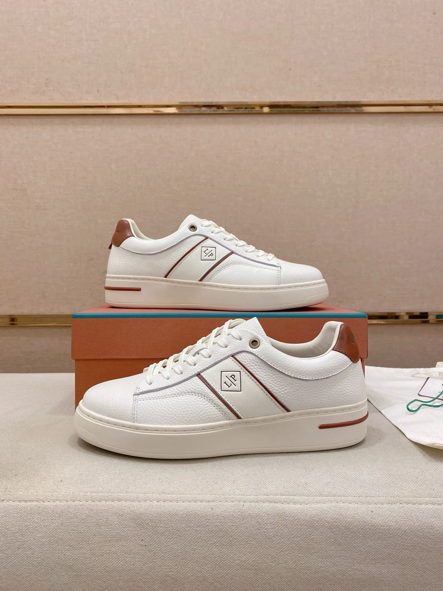 Men's shoes💰: 580💰🔥𝐥𝐨𝐫𝐨 𝐏𝐢𝐚𝐧𝐚 lp classic loafers, an Italian treasure brand, the only brand that can match Hermès! Only after wearing it do we realize that we can’t live up to our feet. The upper is made of imported first-layer cowhide with breathable fly-knit fabric, water-dyed cowhide foot pads, and the official original glass rubber outsole and pendant. Exclusive original packaging (tag ➕ brand paper ➕ outer box ➕ hand bag) code number: 38-44. Can be customized 45-46